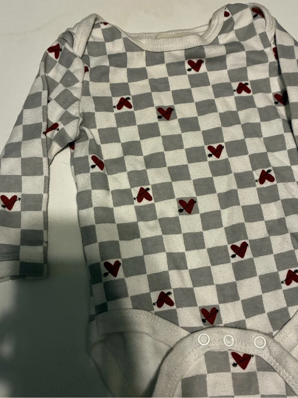 Checkerboard Heart Long-Sleeve Baby Bodysuit in Gray & Red